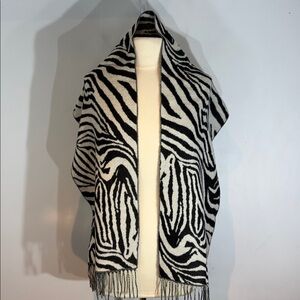 V. Fraas Cashmink Fringed Scarf zebra Black & Grey